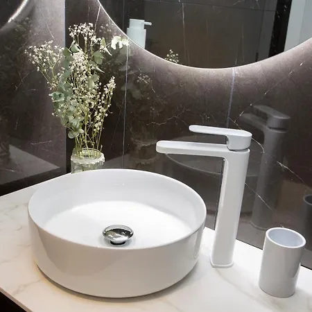 Neobeds - Stylish Modern 1br Near Old Town & Steps From Turia Park *